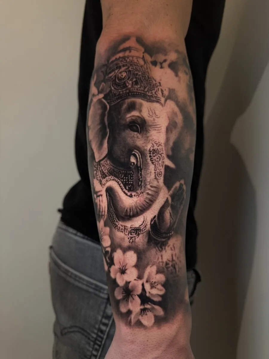 Ganesh et fleurs de cerisier — réalisme noir et gris, avant-bras